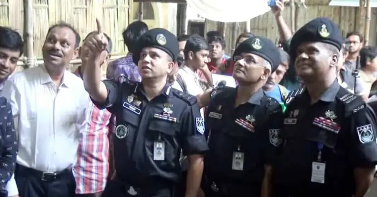 নগরীর আমলাপাড়ায় পূজামণ্ডপ পরিদর্শনে র‍্যাব